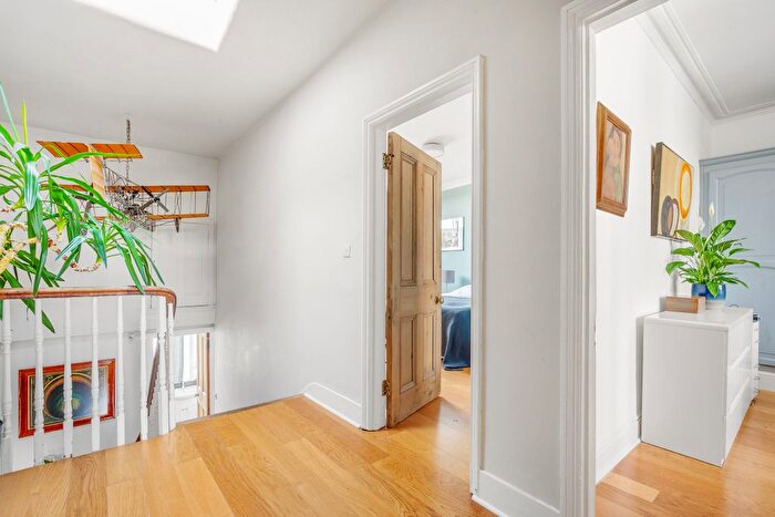 3 Bedroom Flat For Sale In Redcliffe Square, Chelsea, SW10