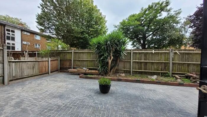 2 Bedroom Flat To Rent In Clemence Street, London, E14