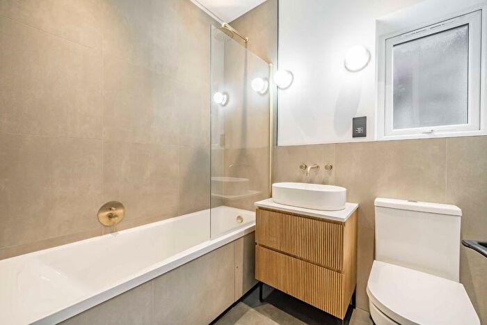 1 Bedroom Flat For Sale In Hillcrest Road, London, W3