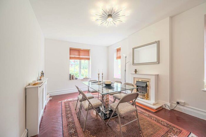 3 Bedroom Flat To Rent In Beechcroft Court, Temple Fortune, London, NW11