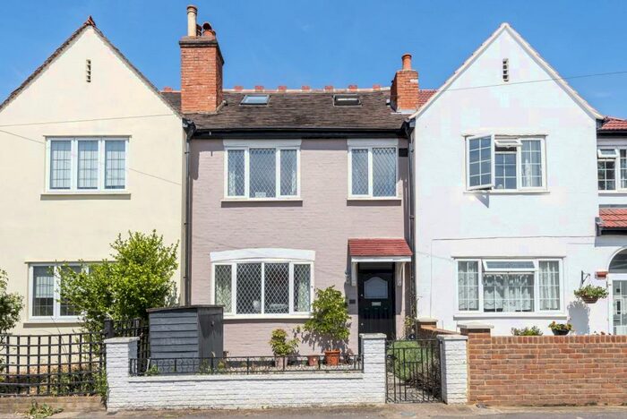 4 Bedroom House To Rent In Grayham Crescent, New Malden, KT3