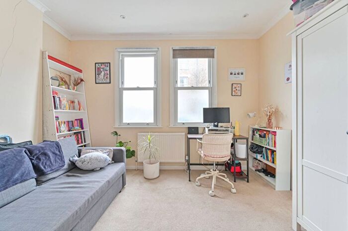 2 Bedroom Flat To Rent In Landor Road, Clapham North, London, SW9