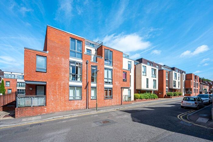 2 Bedroom Flat To Rent In Martyr Road, Guildford, GU1