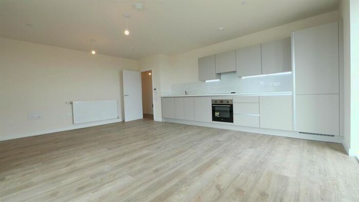 3 Bedroom Flat To Rent In North End Road, Wembley, London, HA9