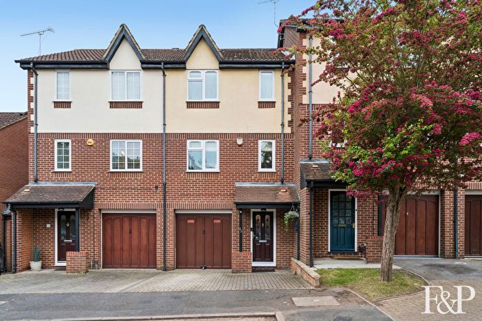 3 Bedroom Terraced House For Sale In Littlebrook Avenue, Slough, SL2