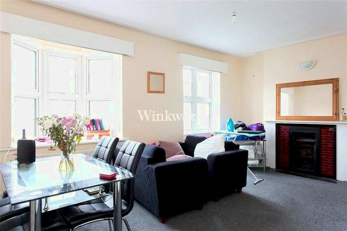3 Bedroom Flat To Rent In Golders Way, London, NW11