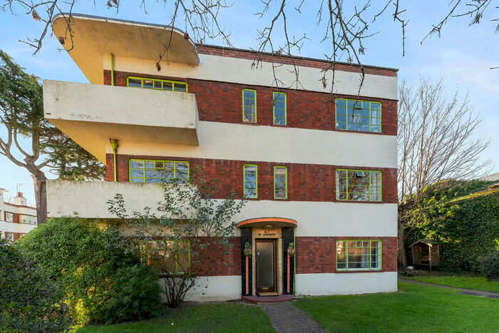 2 Bedroom Apartment To Rent In The Shrubbery, Wanstead, E11