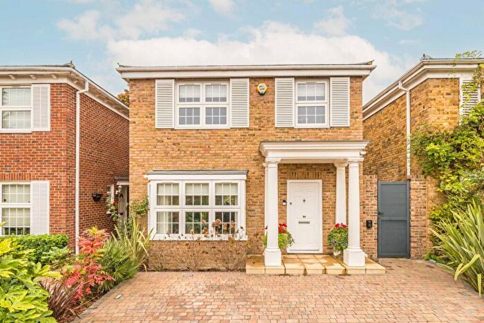 4 Bedroom Detached House For Sale In Cotswold Close, Kingston Upon Thames, KT2