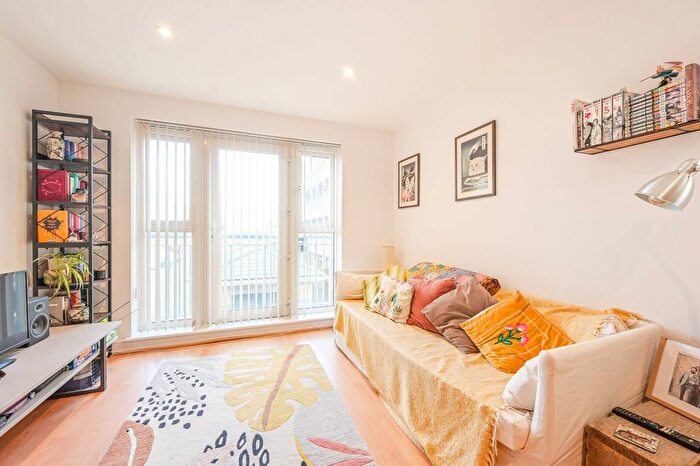 1 Bedroom Flat To Rent In Morton Close, Tower Hamlets, London, E1