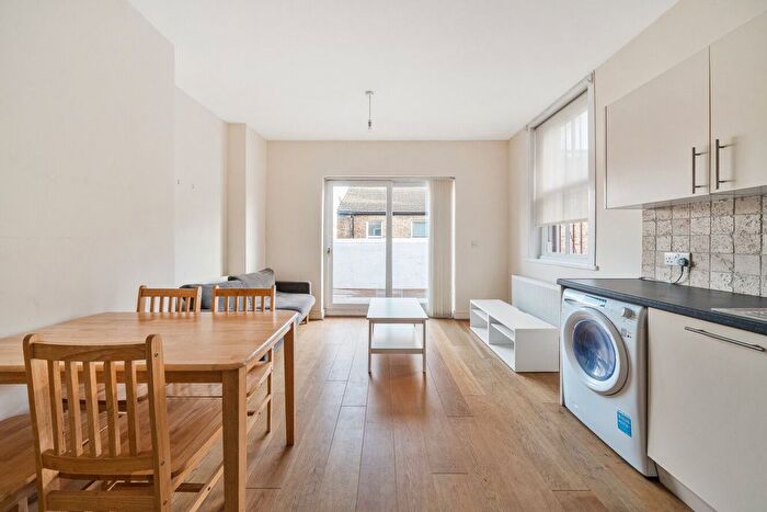 2 Bedroom Flat To Rent In Balham Hill, London, SW12
