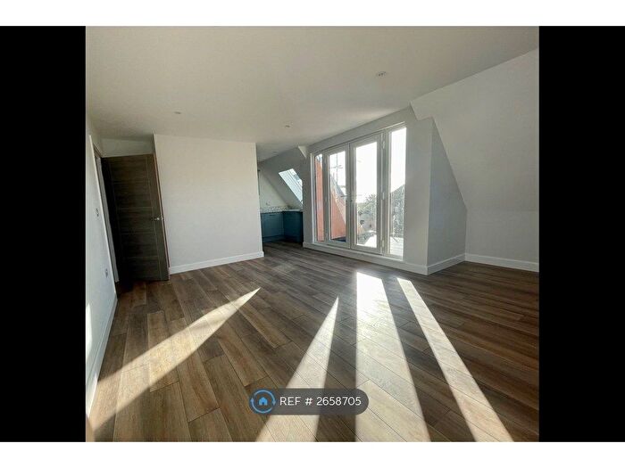 2 Bedroom Flat To Rent In Silver Birch Apartments, Exmouth, EX8