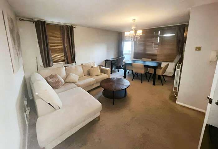 2 Bedroom Flat To Rent In Twelve Acre House, Manor Park, E12