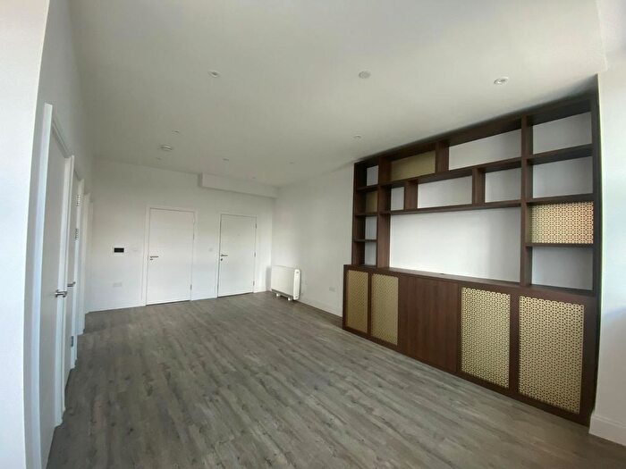 2 Bedroom Flat To Rent In Memorial Avenue, Slough, SL1