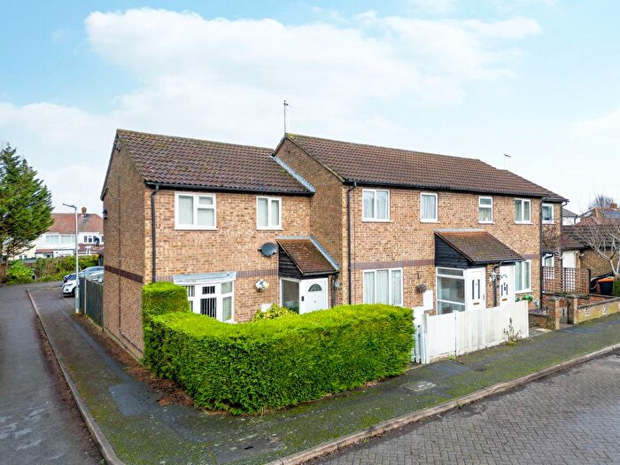 3 Bedroom End Terrace House For Sale In The Crest, Ridgeway Avenue, Dunstable, LU5