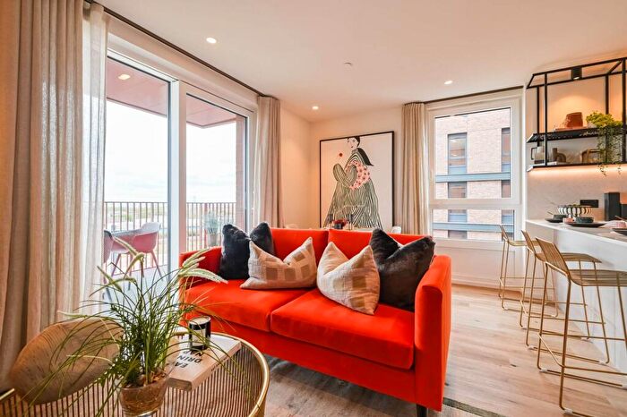3 Bedroom Flat For Sale In Heron Wharf, Poplar, E14