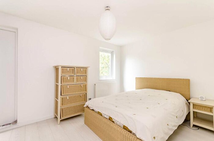 2 Bedroom Maisonette To Rent In Royal Mint Street, Tower Hill, London, E1