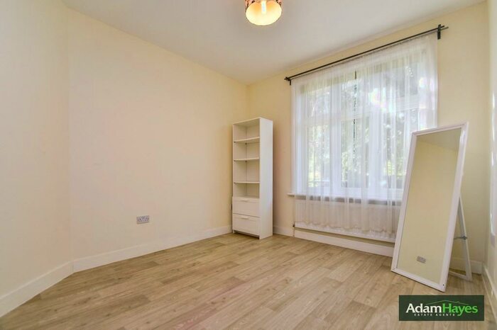 Ground Flat To Rent In Holden Road, North Finchley, N12