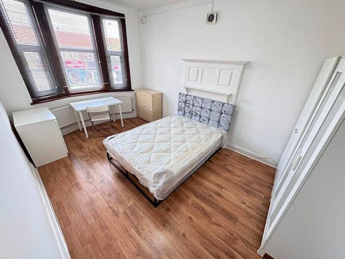 2 Bedroom Flat To Rent In A Watford Way, London, NW4
