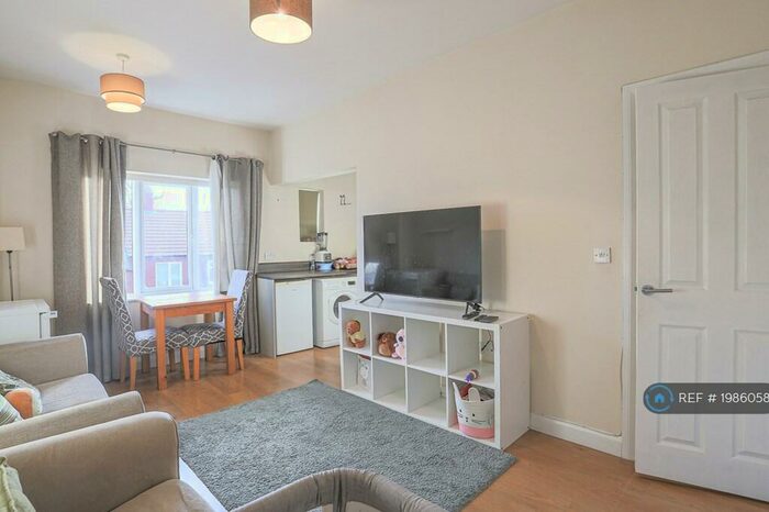 2 Bedroom Flat To Rent In Manor Grove, Leeds, LS7