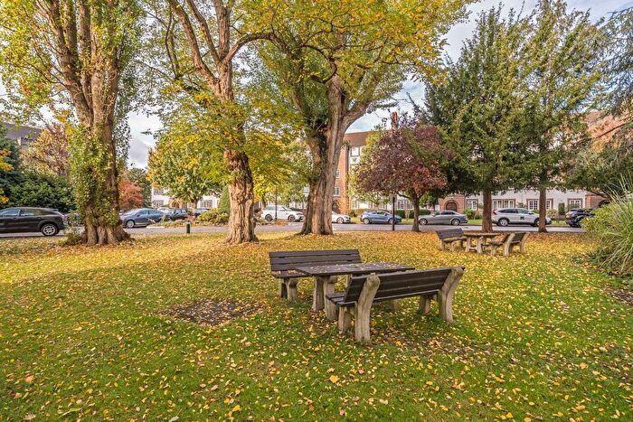 2 Bedroom Flat For Sale In Kew Road, Kew, TW9