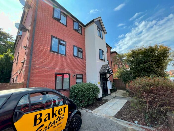 2 Bedroom Flat To Rent In New North Road, Chigwell, Essex, IG6