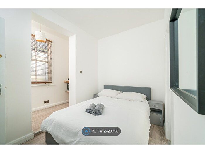 Studio To Rent In Kingsland Road, London, E8