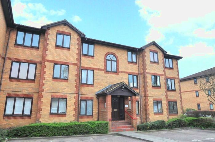 1 Bedroom Apartment To Rent In Kinnaird Close, Slough, Berkshire, SL1