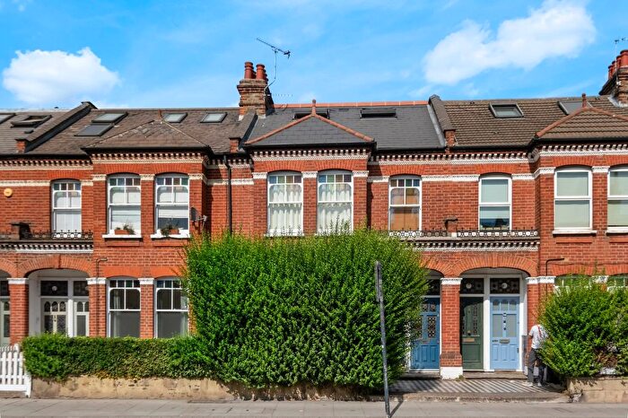 3 Bedroom Maisonette For Sale In Tooting Bec Road, London, SW17