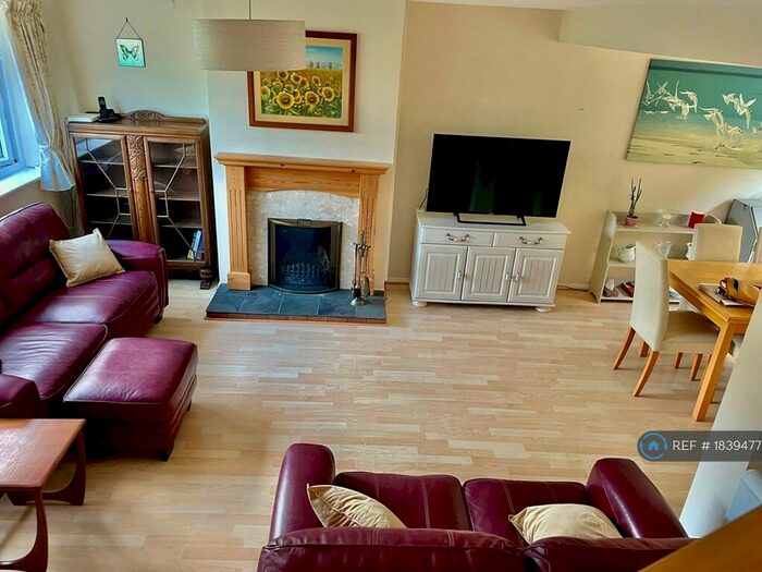 3 Bedroom Semi-Detached House To Rent In The Crescent, Mortimer Common, Reading, RG7