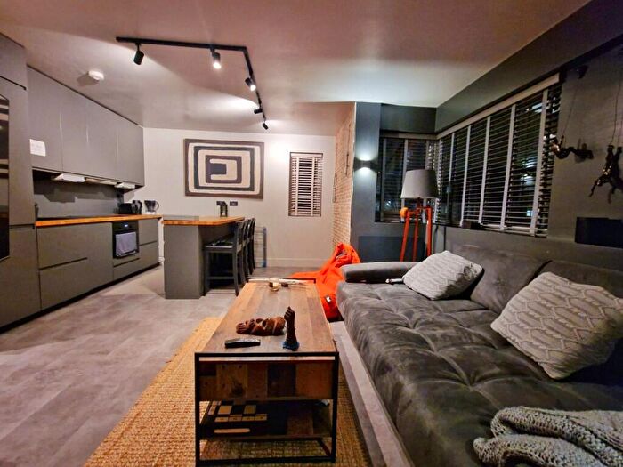 2 Bedroom Flat To Rent In Woodstock Avenue, London, NW11