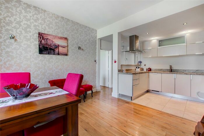 2 Bedroom Flat To Rent In Elsham Road, London, W14