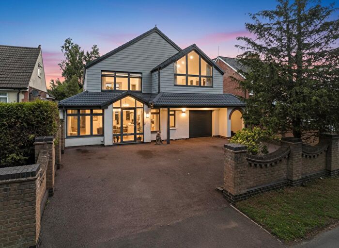 6 Bedroom Detached House For Sale In Park Lane, Cowplain, PO8