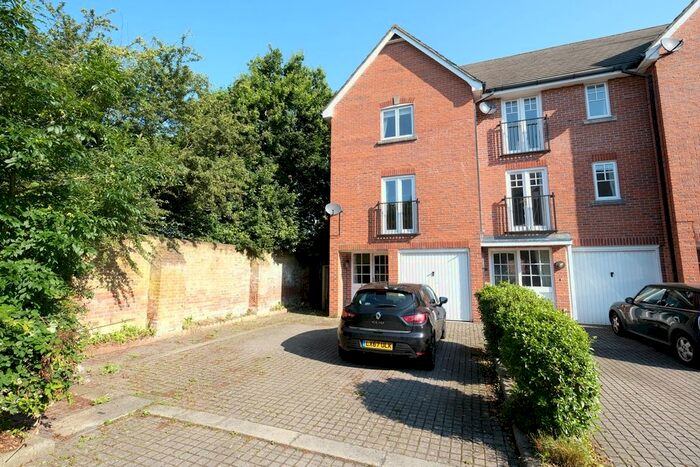 3 Bedroom Town House To Rent In Quayside Walk, Southampton, SO40