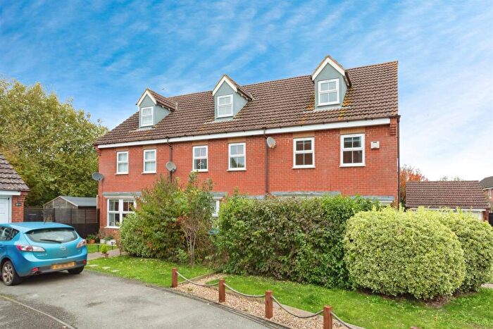 3 Bedroom Town House For Sale In Brindles Close, Calvert, Buckingham, MK18