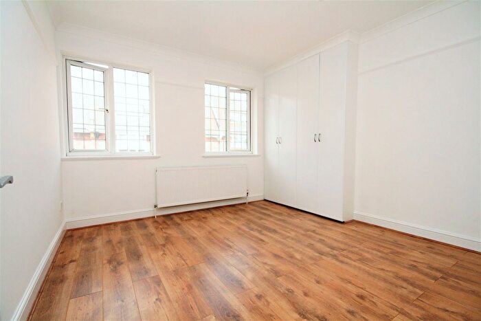 5 Bedroom Flat To Rent In Green Lanes, Palmers Green, N13