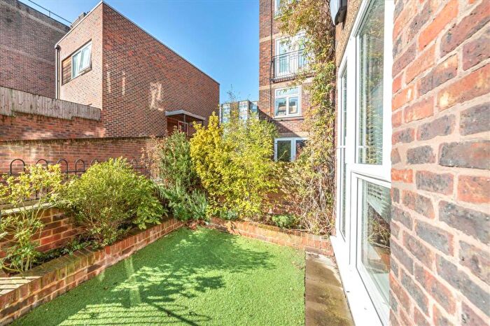 2 Bedroom Flat For Sale In Elver Gardens, Cambridge Heath, E2