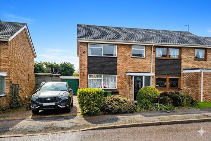 3 Bedroom Semi Detached House For Sale In Shelley Close, Newport Pagnell, MK16