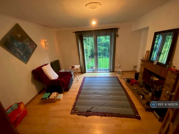 3 Bedroom Semi-Detached House To Rent In Hazel Walk, Bromley, BR2