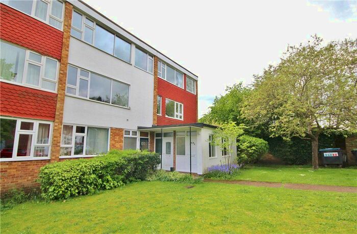 2 Bedroom Flat To Rent In River View, Hollies Court, Addlestone, Surrey, KT15