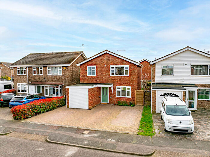 3 Bedroom Detached House For Sale In Raphael Drive, Southend-on-sea, SS3