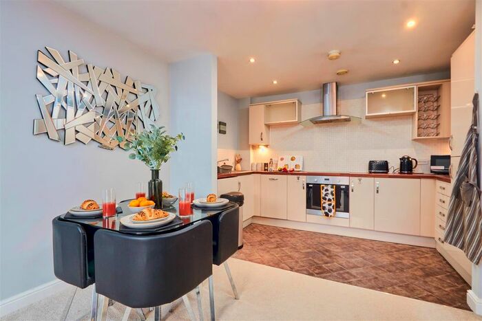 2 Bedroom Flat To Rent In Montgomery Avenue, Weetwood, Leeds, LS16