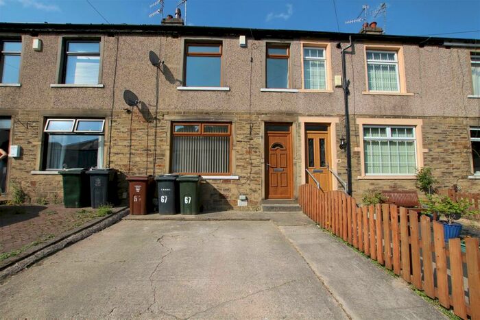 3 Bedroom Town House To Rent In Carr Bottom Avenue, Bradford, BD5