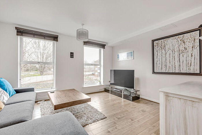 2 Bedroom Flat To Rent In Lincoln Lodge, Wadham Mews, SW14