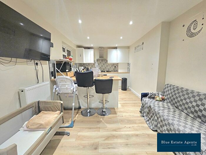 3 Bedroom Semi-Detached House To Rent In Northfield Road, Hounslow, TW5