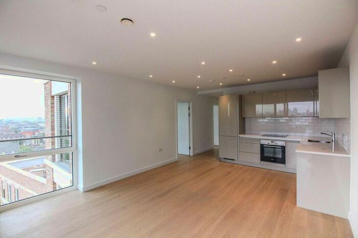 2 Bedroom Flat To Rent In Sayer Street, Elephant And Castle, London, SE17