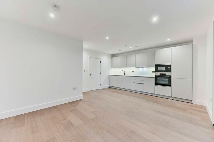 2 Bedroom Flat To Rent In London Square Croydon, Croydon, CR0