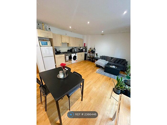 2 Bedroom Flat To Rent In Shoreditch High Street, London, E1