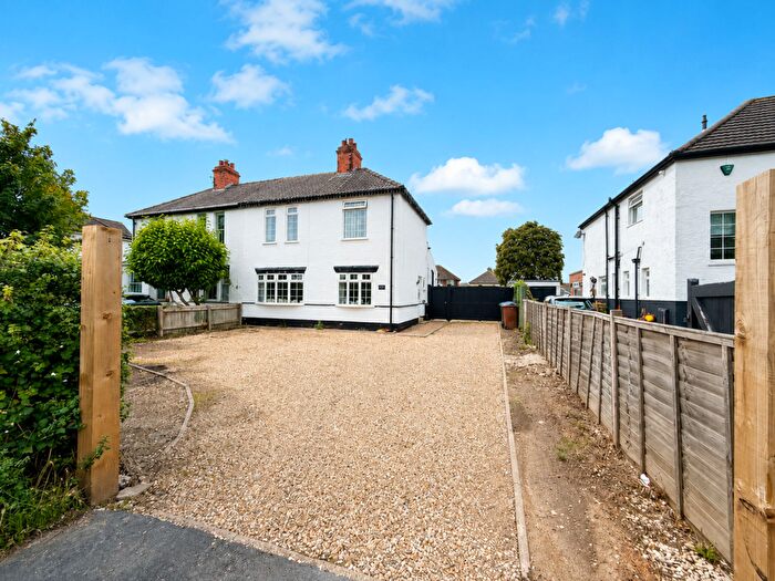 3 Bedroom Semi-Detached House For Sale In Waltham Road, Grimsby, DN33
