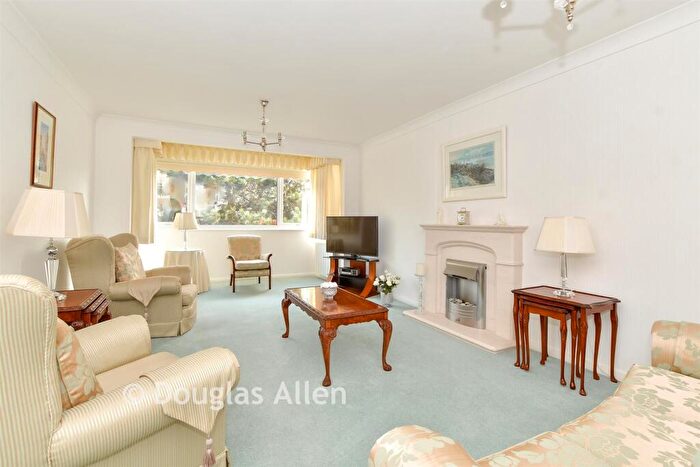 2 Bedroom Flat For Sale In Woodhaven Gardens, Ilford, Essex, IG6