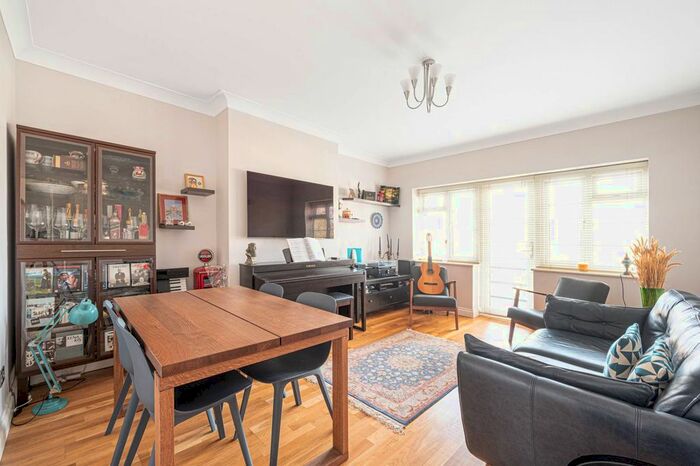 2 Bedroom Flat For Sale In Great North Road, East Finchley, London, N2